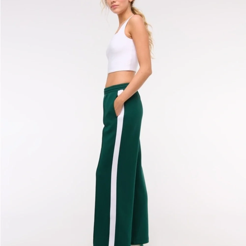 Abercrombie & Fitch Women's YPB neoKNIT Wide Leg Pant - Picture 2 of 4